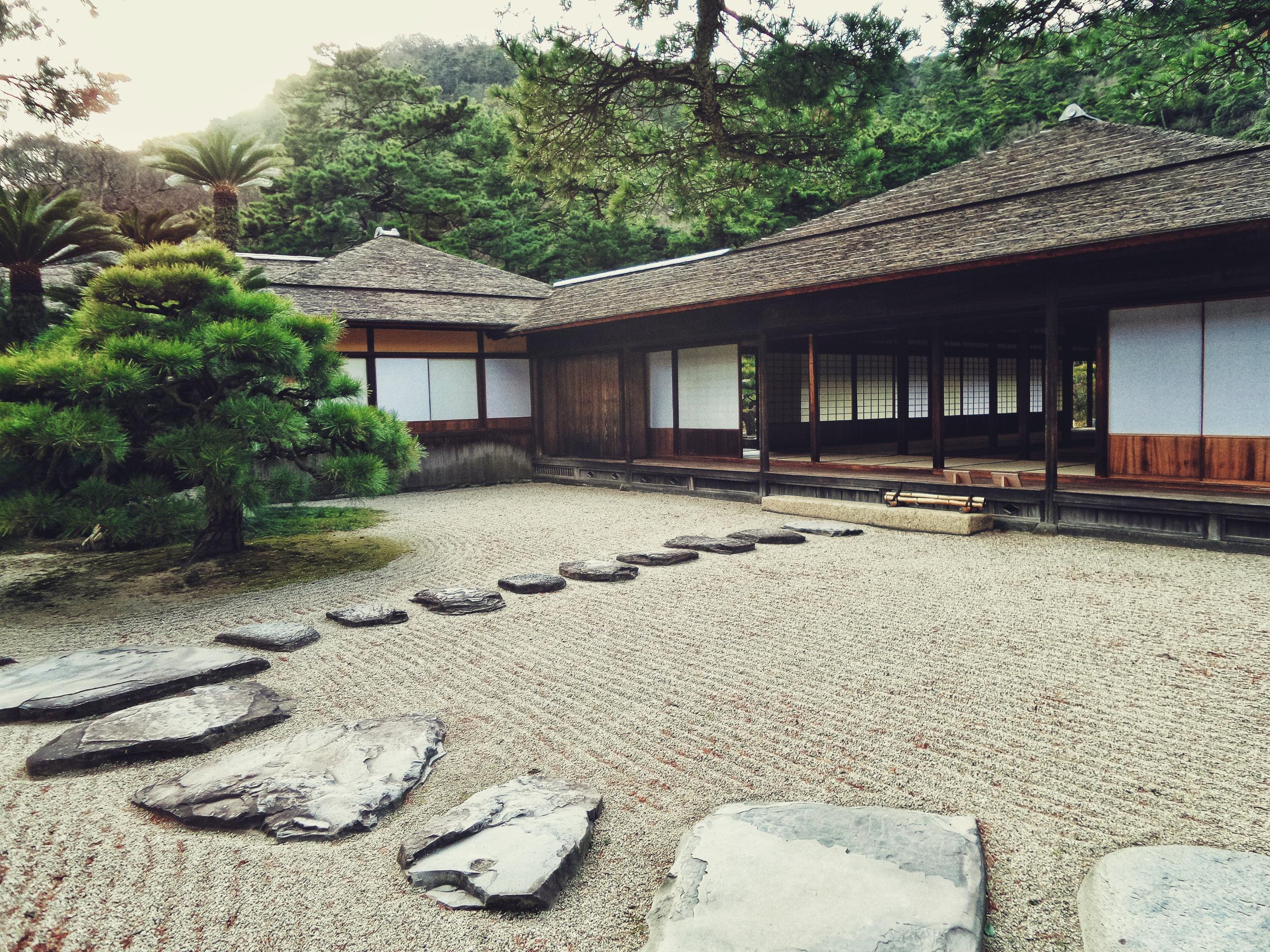 Japoński ogród zen jako inspiracja dla domowego spa